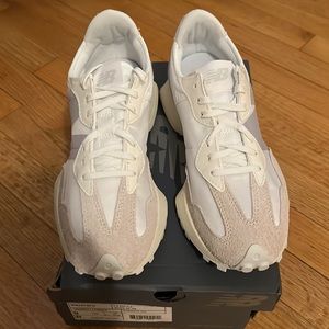 New in box new balance white and grey 327 size 9 Women’s